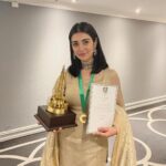 Sarah Khan Instagram - I feel very grateful & proud. It’s an honour to represent Pakistan overseas. Thank you #Norway14AugustCommittee for awarding me “PRIDE OF PERFORMANCE” 🇵🇰💕🇳🇴 Go to Link in bio for the award ceremony ⬆️