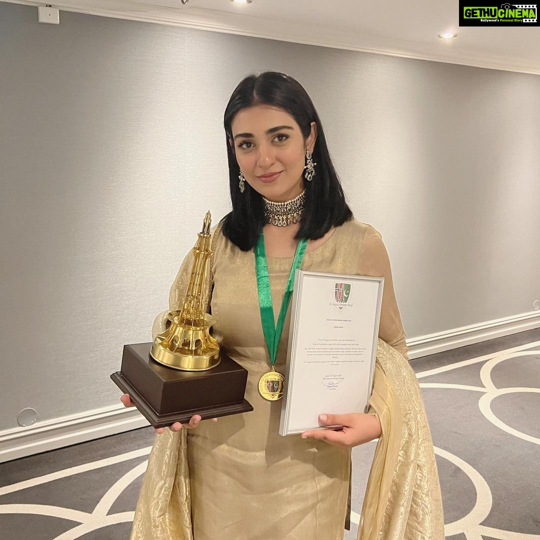 Sarah Khan Instagram - I feel very grateful & proud. It’s an honour to represent Pakistan overseas. Thank you #Norway14AugustCommittee for awarding me “PRIDE OF PERFORMANCE” 🇵🇰💕🇳🇴 Go to Link in bio for the award ceremony ⬆️