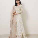 Sarah Khan Instagram - A beautiful outfit by @mysiebytahira, perfect for the summer weddings.
