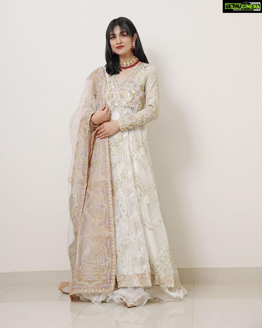 Sarah Khan Instagram - A beautiful outfit by @mysiebytahira, perfect for the summer weddings.