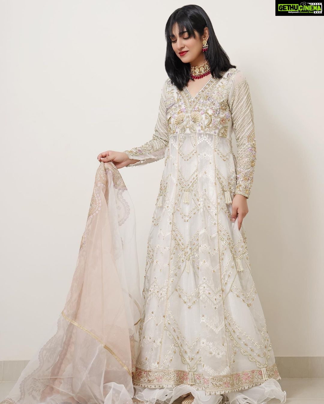 Sarah Khan Instagram - A beautiful outfit by @mysiebytahira, perfect for the summer weddings.