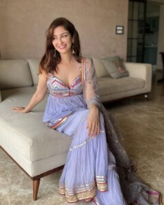 Saumya Tandon Instagram - All in house photographers in action. They are lucky to have me as their free model. 😀😀