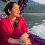 Sayyeshaa Saigal Instagram – Peace at its peak! 🧿❤️

#calm#nature#kashmir#holiday#precious#heaven#shikararide Dal Lake
