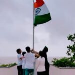Shah Rukh Khan Instagram - Teaching the young ones at home the essence and sacrifice of our Freedom Fighters for our country India, will still take a few more sittings. But getting the flag hoisted by the little one made us all FEEL the pride, love and happiness instantly.