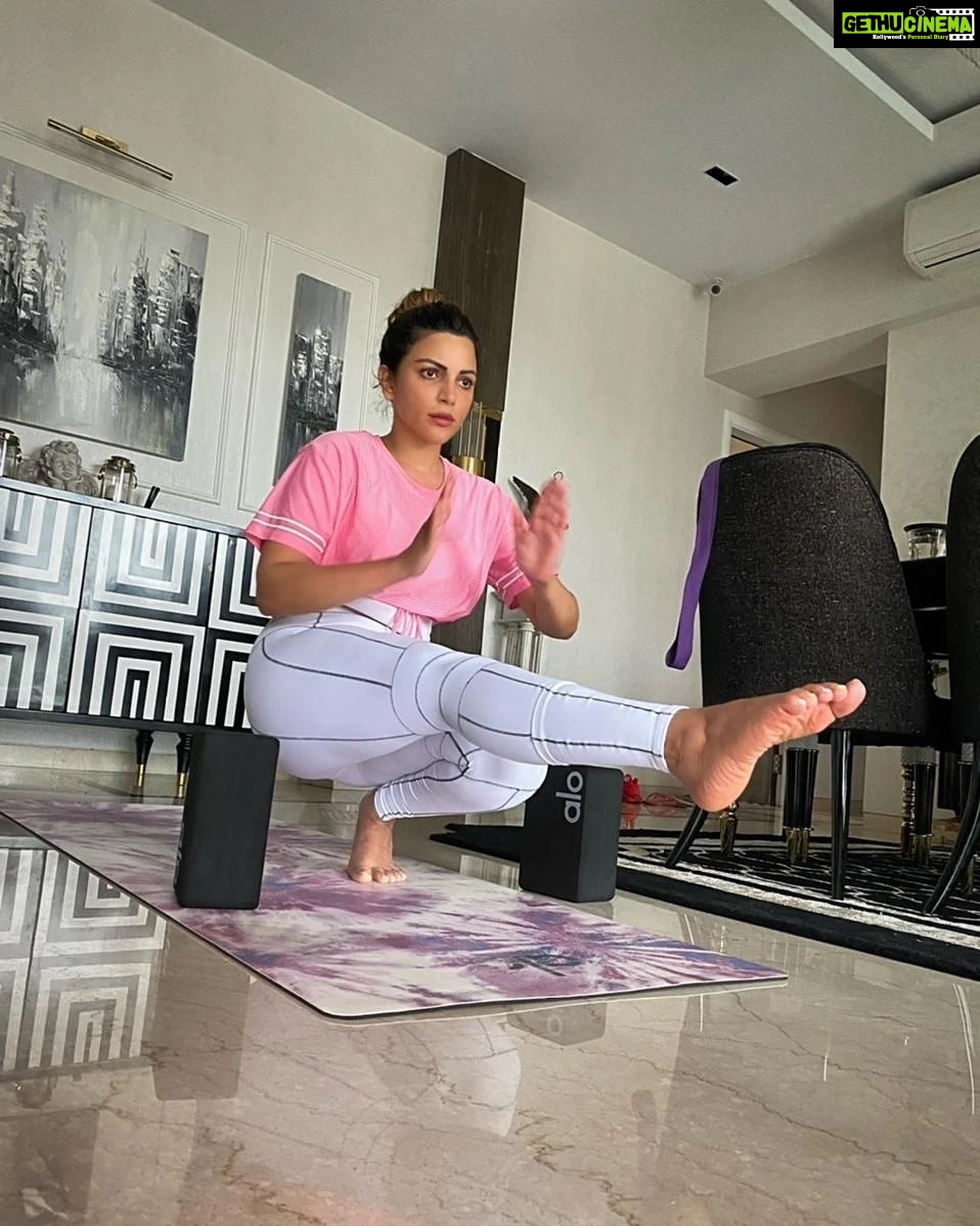 Shama Sikander Instagram - The magic of breathing fully….inhale-exhale and tadaaaaa😍😇🙏🏻 swipe right ➡️to see the magic🥰 . . . #fitness #exercise #workout #motivation #happy #picoftheday #fit #health #lifestyle #goals #happysaturday #fitnessvibes Mumbai, Maharashtra