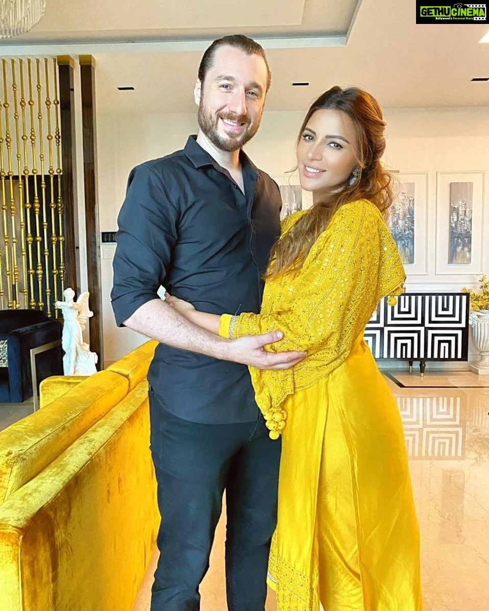 Shama Sikander Instagram - It was a family filled Eid , hope you all are in good health and are in living in love and gratitude 🙏🏻😇 . . . #Eidmubarak #eidaladha #family #celebration #happiness #health #gratitude #blessed Mumbai, Maharashtra