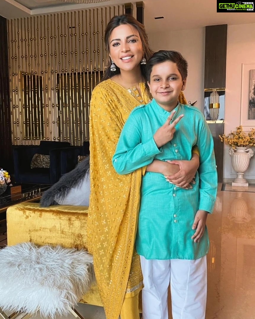 Shama Sikander Instagram - It was a family filled Eid , hope you all are in good health and are in living in love and gratitude 🙏🏻😇 . . . #Eidmubarak #eidaladha #family #celebration #happiness #health #gratitude #blessed Mumbai, Maharashtra