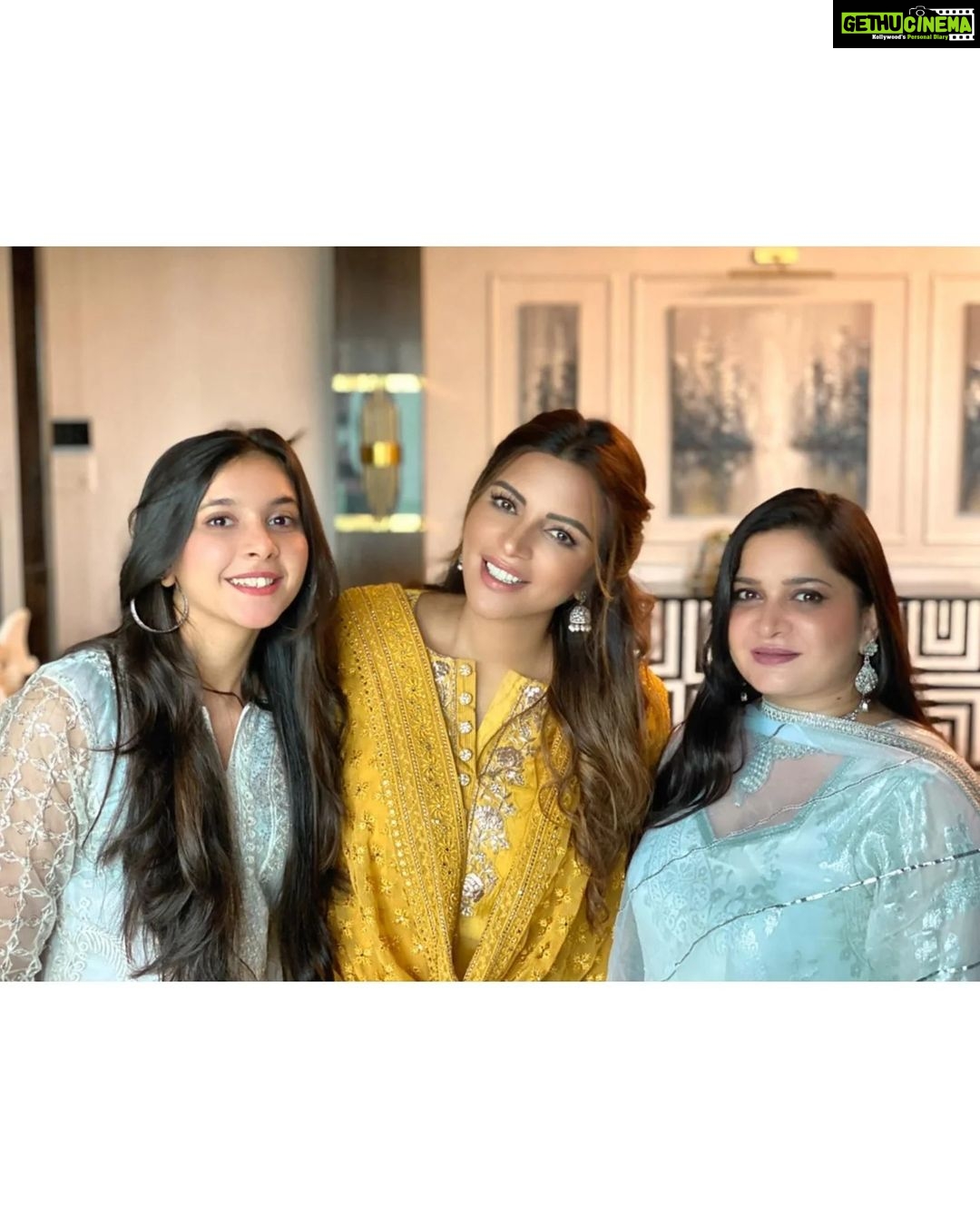 Shama Sikander Instagram - It was a family filled Eid , hope you all are in good health and are in living in love and gratitude 🙏🏻😇 . . . #Eidmubarak #eidaladha #family #celebration #happiness #health #gratitude #blessed Mumbai, Maharashtra