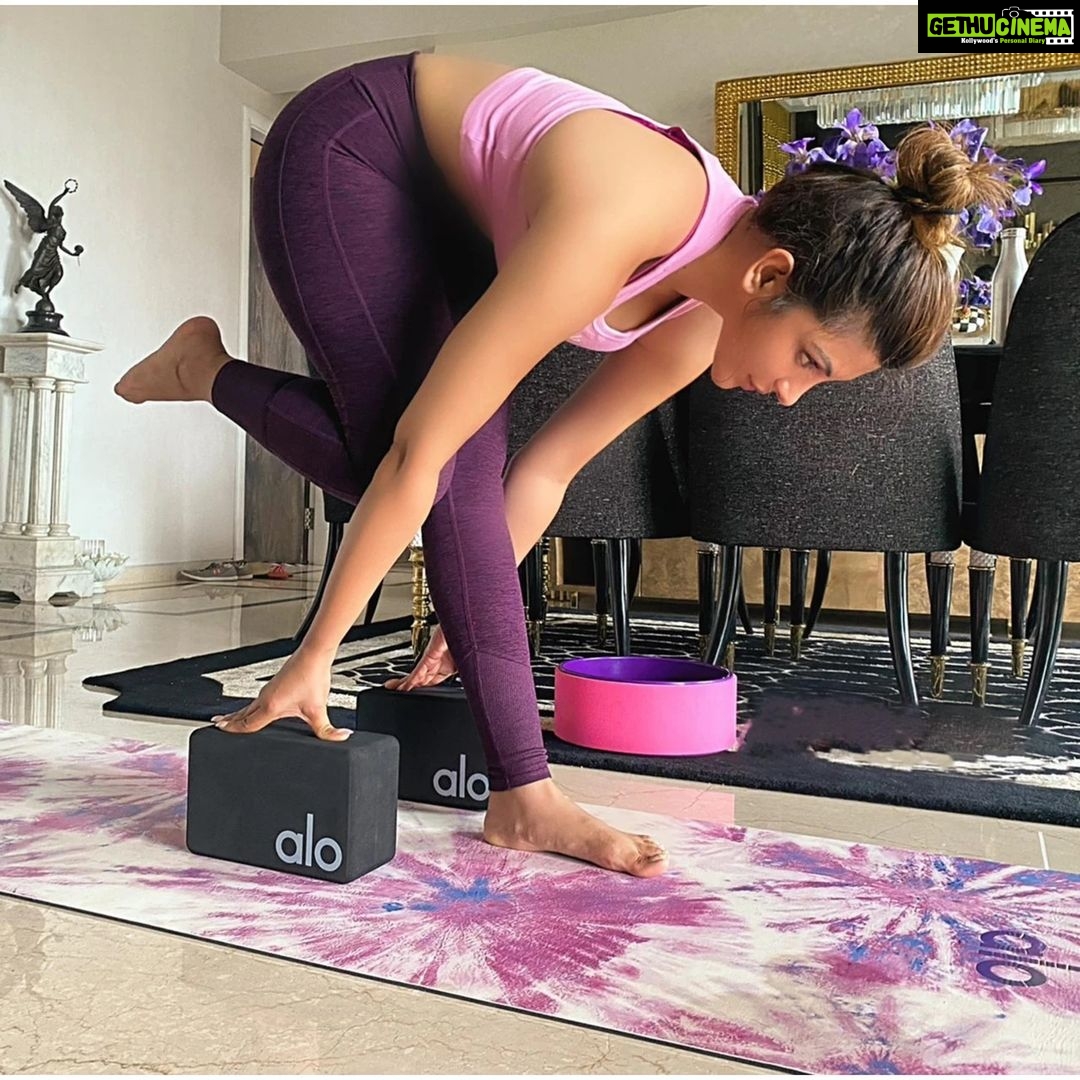 Shama Sikander Instagram - Balance, stillness, limitlessness….🧘♀️🧘♀️🧘♀️🧘♀️ @chaitanyatirth . . . #fitness #balance #Yoga #exercise #workout #motivation #happy #picoftheday #fit #health #lifestyle #goals #happysunday #sunday #sundayfunday #sundayvibes Mumbai, Maharashtra
