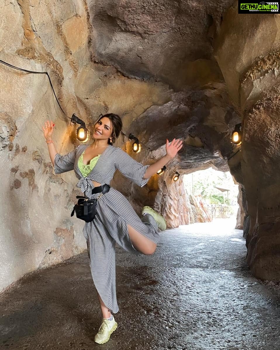 Shama Sikander Instagram - Star Wars....🥰 . . . #adventure #starwars #travel #nature #explore #islandofadventure #wanderlust #love #beautiful #trip #picoftheday #adventuretime Island of Adventures, Orlando Florida