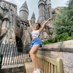 Shama Sikander Instagram - I feel adventurous in the world of Harry Potter 🧙🏻‍♀️🧙🏻‍♀️ . . . #adventure #travel #nature #explore #universalstudio #wanderlust #love #beautiful #trip #picoftheday #adventuretime Universal Studio Island of Adventure Harry Poter Park