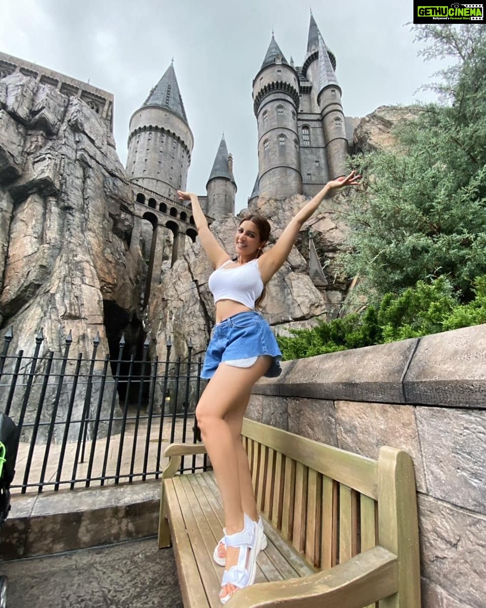 Shama Sikander Instagram - I feel adventurous in the world of Harry Potter π§π»ββοΈπ§π»ββοΈ . . . #adventure #travel #nature #explore #universalstudio #wanderlust #love #beautiful #trip #picoftheday #adventuretime Universal Studio Island of Adventure Harry Poter Park