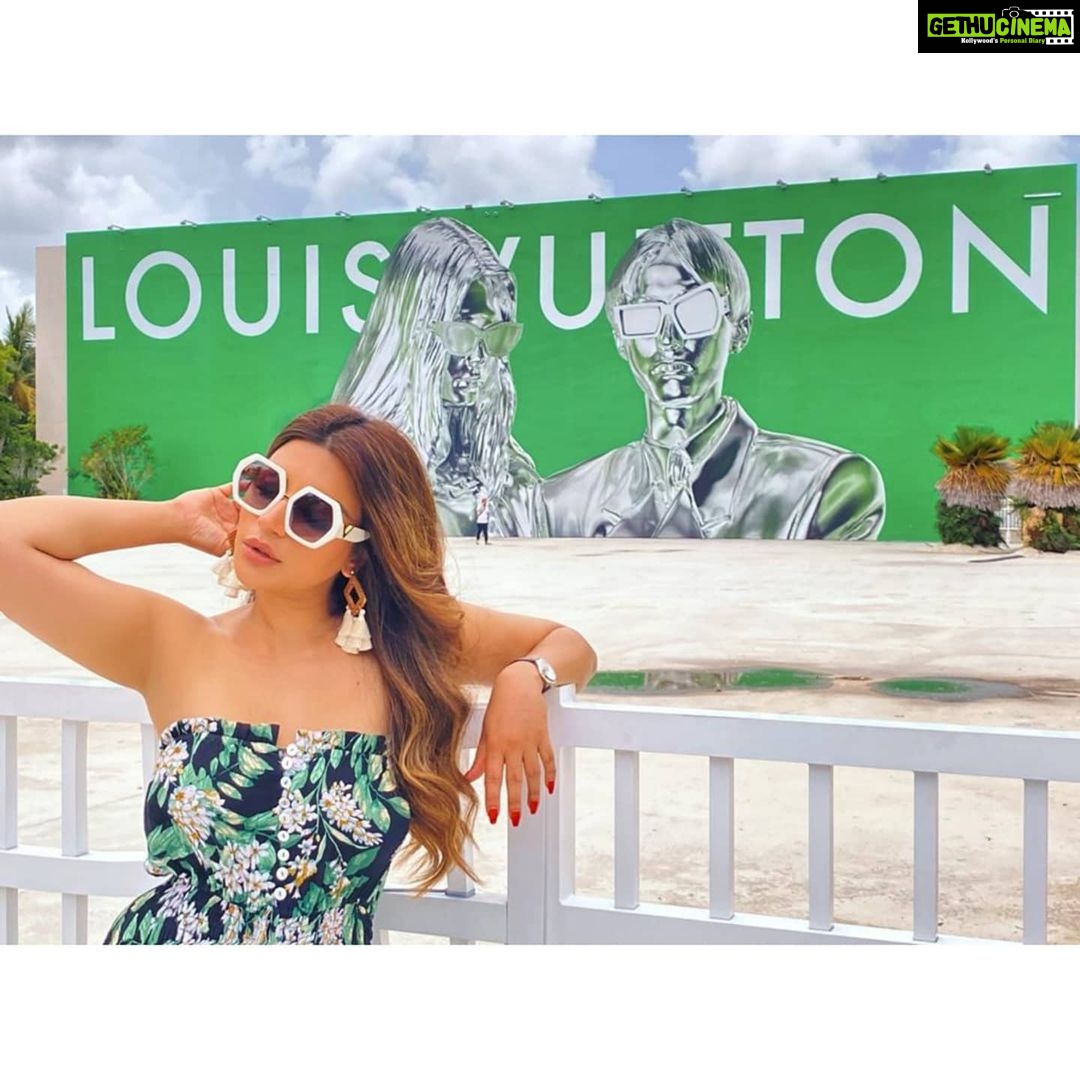 Shama Sikander Instagram - Design district, one of the most luxurious street of Miami... What does luxury mean for you? Write in comments below.... . . . #miami #miamiflorida #usa #love #beautiful #fashion #photoshoot #travel #enjoy #happy #positivevibes Miami Design District
