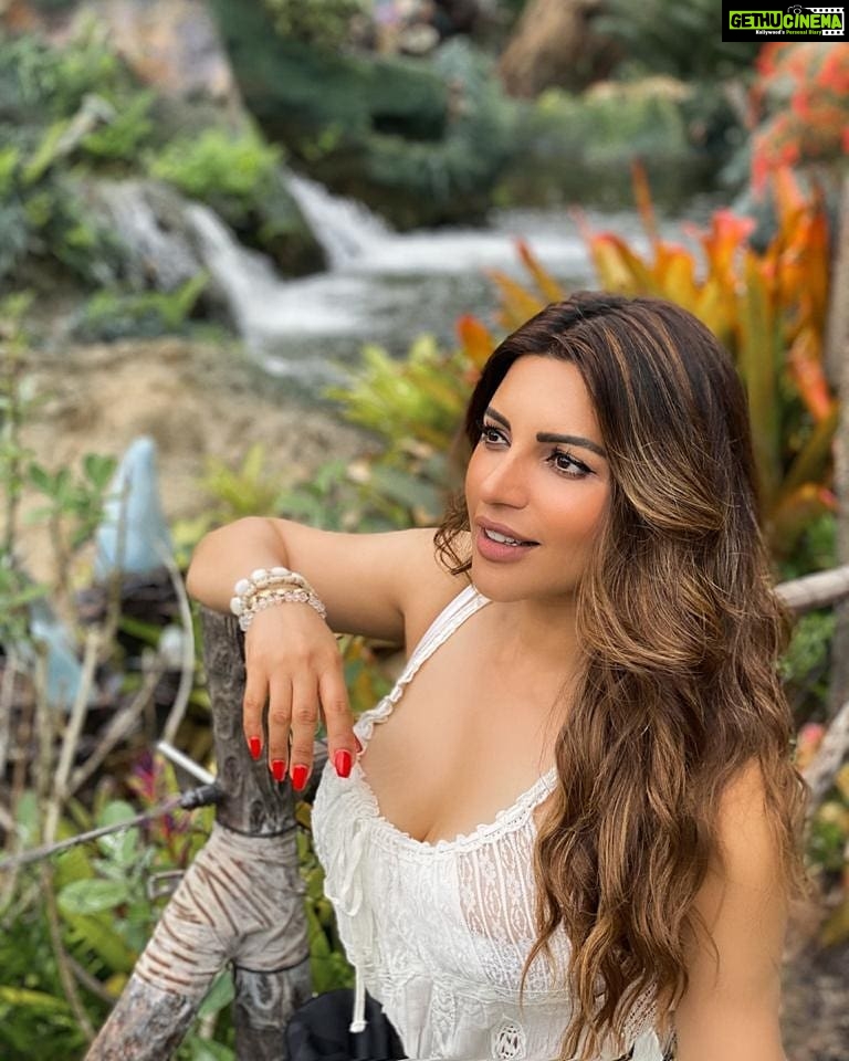 Shama Sikander Instagram - In #Avatarland 😍 Other photos Coming in next post... Stay Tuned ☺️ . . . #love #adventure #avatarland #beautiful #nature #beauty #holiday #smile #travel #vacation #actorlife #traveltheworld Orlando, Florida