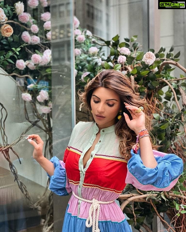 Shama Sikander Instagram - No matter where you go, All roads leads to you❤️😇 . . . #world #love #being #yourself #nature #photoshoot #happy #beauty #fashion #lifestyle #newyork #travel #peace New York, New York