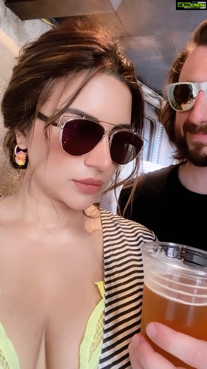 Shama Sikander Instagram - I meant De Beers #debeers diamond π π @jamesmilliron #funnycouples #reallifecomedy #comedy #comedyvideos #starwarsfan #starwarsworld #hollywood #hollywoodstudios #travel #traveldiaries #orlando #orlandoflorida #reels #reelsinstagram #reelkarofeelkaro #reelitfeelit
