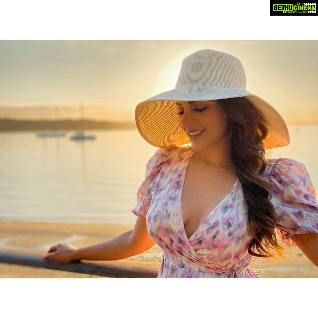 Shama Sikander Instagram - Wherever you are. Be all there.... . . . #sunset #nature #travel #love #beautiful #life #happiness #adventure #newyork New York, New York