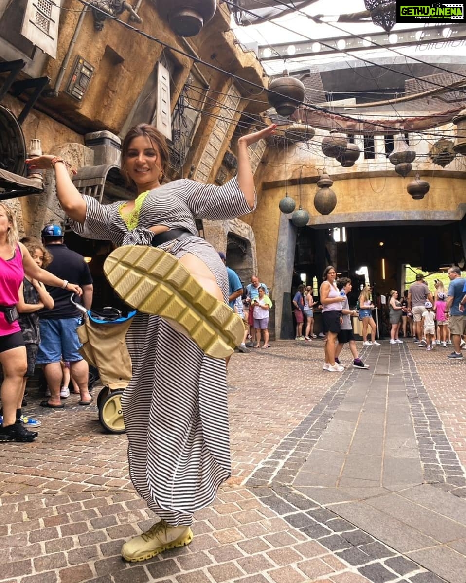 Shama Sikander Instagram - Star Wars....🥰 . . . #adventure #starwars #travel #nature #explore #islandofadventure #wanderlust #love #beautiful #trip #picoftheday #adventuretime Island of Adventures, Orlando Florida