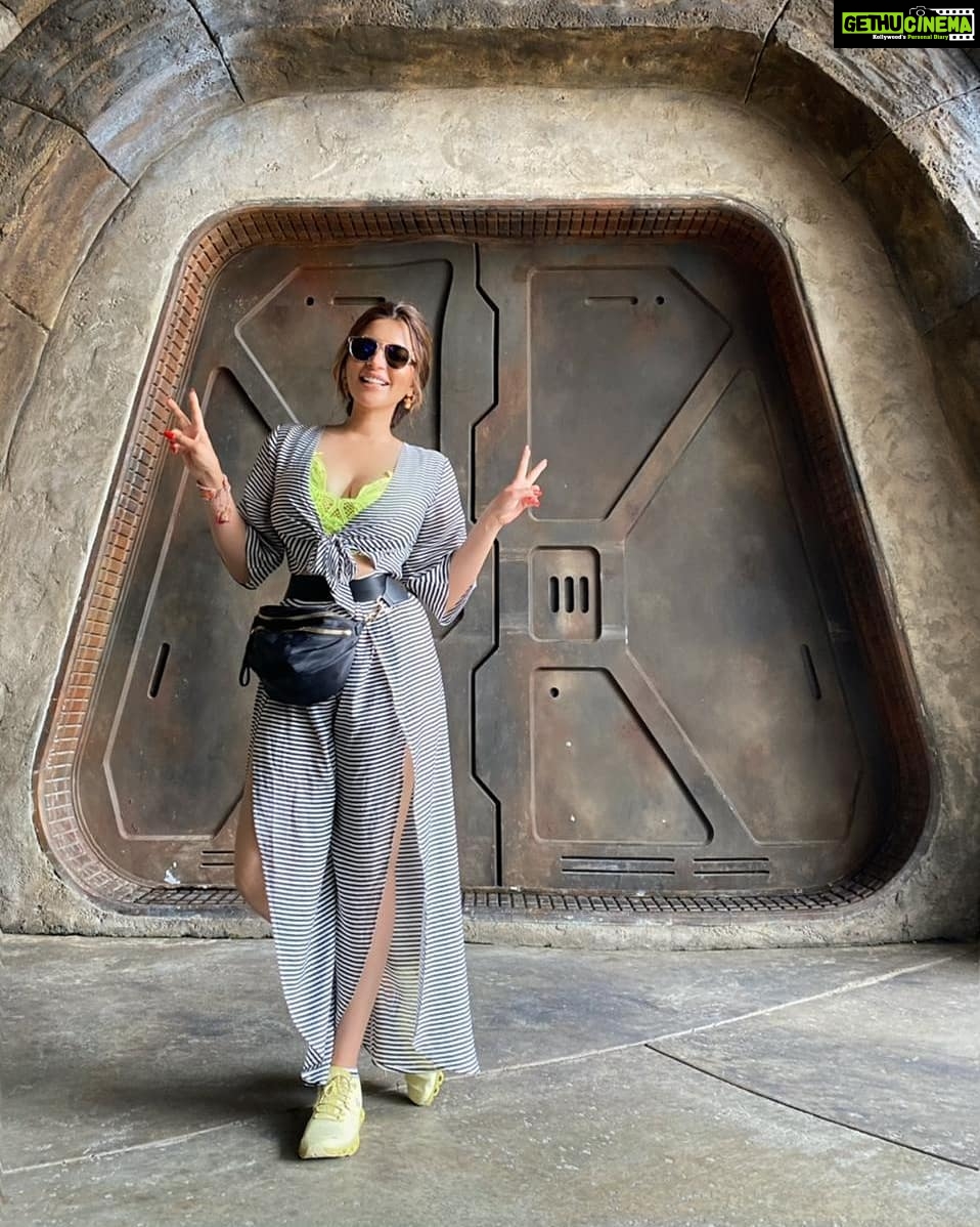 Shama Sikander Instagram - Star Wars....🥰 . . . #adventure #starwars #travel #nature #explore #islandofadventure #wanderlust #love #beautiful #trip #picoftheday #adventuretime Island of Adventures, Orlando Florida