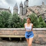 Shama Sikander Instagram - I feel adventurous in the world of Harry Potter 🧙🏻‍♀️🧙🏻‍♀️ . . . #adventure #travel #nature #explore #universalstudio #wanderlust #love #beautiful #trip #picoftheday #adventuretime Universal Studio Island of Adventure Harry Poter Park