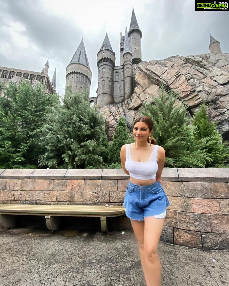 Shama Sikander Instagram - I feel adventurous in the world of Harry Potter π§π»ββοΈπ§π»ββοΈ . . . #adventure #travel #nature #explore #universalstudio #wanderlust #love #beautiful #trip #picoftheday #adventuretime Universal Studio Island of Adventure Harry Poter Park