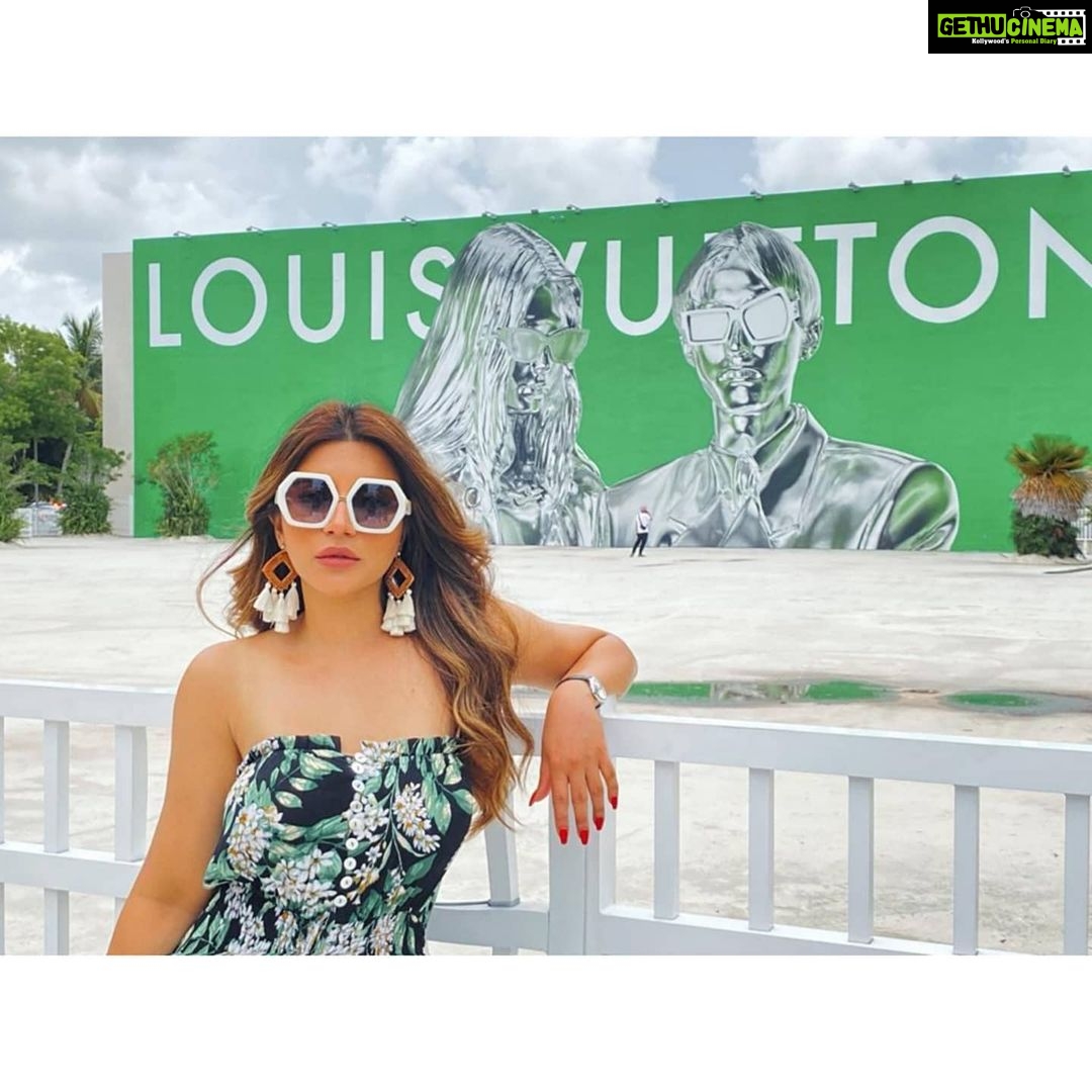 Shama Sikander Instagram - Design district, one of the most luxurious street of Miami... What does luxury mean for you? Write in comments below.... . . . #miami #miamiflorida #usa #love #beautiful #fashion #photoshoot #travel #enjoy #happy #positivevibes Miami Design District