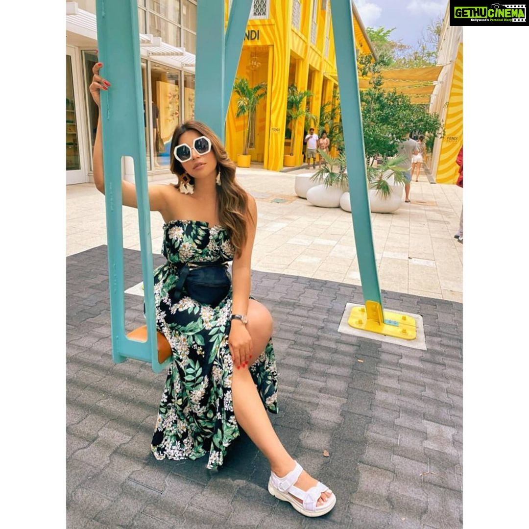 Shama Sikander Instagram - Design district, one of the most luxurious street of Miami... What does luxury mean for you? Write in comments below.... . . . #miami #miamiflorida #usa #love #beautiful #fashion #photoshoot #travel #enjoy #happy #positivevibes Miami Design District