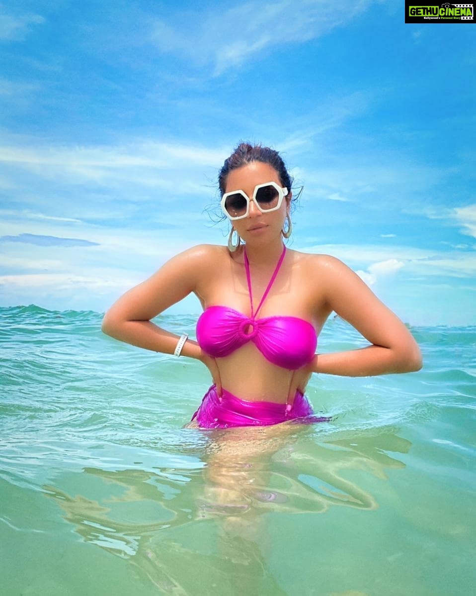Shama Sikander Instagram - And then the ocean became my best friend and we played together for hours🥰❤️ . . . #beach #travel #summer #sea #nature #love #photography #beachlife #ocean #photooftheday #instagood #beautiful #travelphotography #vacation #sky #waves #sand #fashion #bikini Miami, Florida