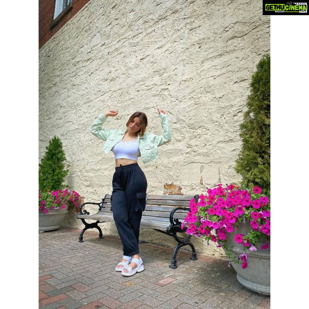 Shama Sikander Instagram - Being posey..☺️☺️ . . . #travel #fashion #vacation #style #beautiful #wonderful #place #usa Orlando, Florida