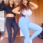 Shama Sikander Instagram - When you love your child and she makes you do this….🤷🏻‍♀️🤷🏻‍♀️🤷🏻‍♀️ only for you @sarah__gesawat_ ♥️ #trending #viral #video #neicelove #bua #baccha