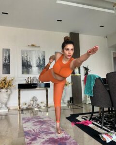 Shama Sikander Instagram - Happy International Yoga Day🧘‍♀️😇....
.
.
.
#internationalyogaday #yogaday #meditation #trending #yogapractice #yogalove #yogainspiration #peace #happy #calm #mindset #mindfulness #soul