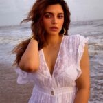 Shama Sikander Instagram - Hey.. What you looking at??? . . . #love #beautiful #weather #monsoon #ocean #white #happymood #gorgeous #actorslife #mumbai #shamasikander Mumbai, Maharashtra