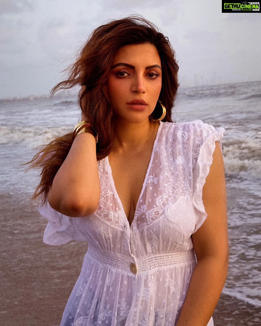 Shama Sikander Instagram - Hey.. What you looking at??? . . . #love #beautiful #weather #monsoon #ocean #white #happymood #gorgeous #actorslife #mumbai #shamasikander Mumbai, Maharashtra