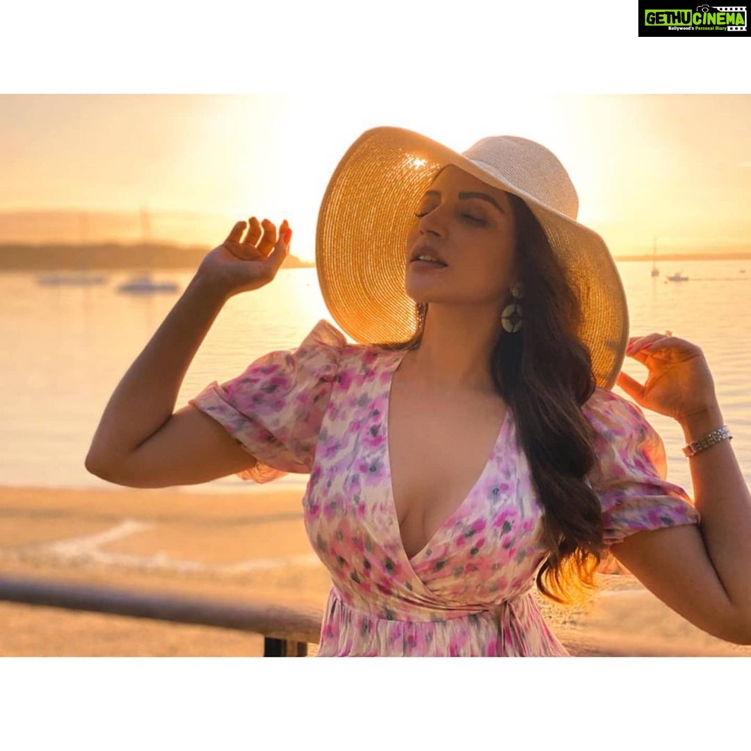 Shama Sikander Instagram - Wherever you are. Be all there.... . . . #sunset #nature #travel #love #beautiful #life #happiness #adventure #newyork New York, New York