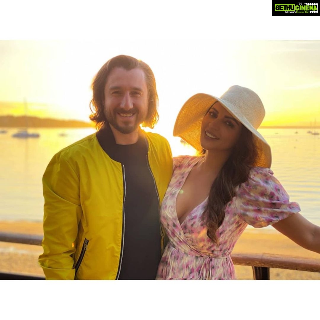 Shama Sikander Instagram - Wherever you are. Be all there.... . . . #sunset #nature #travel #love #beautiful #life #happiness #adventure #newyork New York, New York