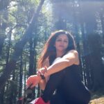 Shama Sikander Instagram - Hayeee ye mera ishq….🥰😍♥️. #shamasikander #kudrat #nature #pahadi #mountainlovers #shimla #hike #beauty #trekking