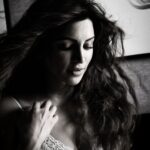 Shama Sikander Instagram - अच्छी लगती नही चांद पे बदलियां, अपने चेहरे से जुल्फें हटा लीजिये.... . . . #beautiful #eyes #love #gorgeous #smile #cute #face #happiness💕 #blessed #gratitude #shamasikander Mumbai, Maharashtra