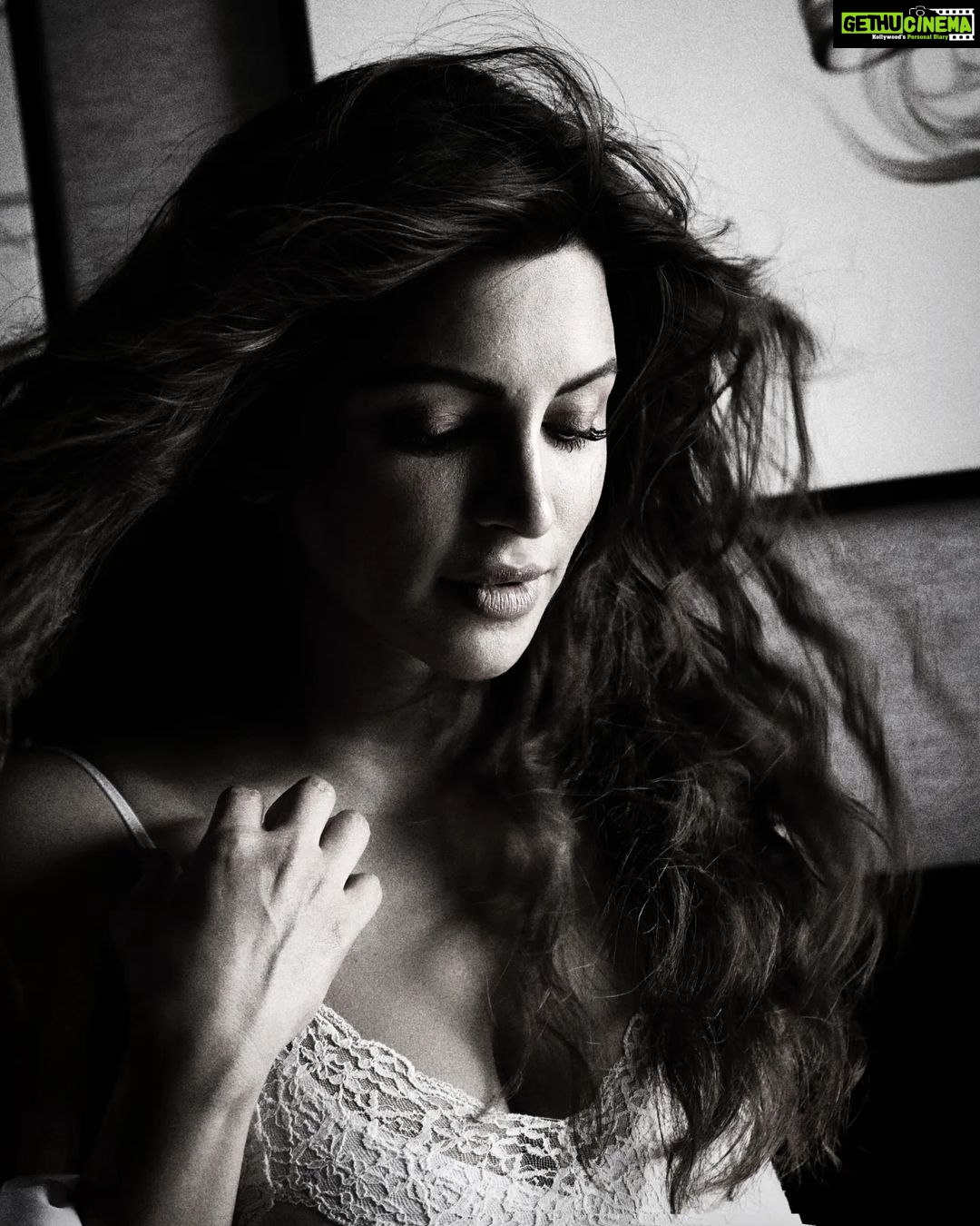 Shama Sikander Instagram - अच्छी लगती नही चांद पे बदलियां, अपने चेहरे से जुल्फें हटा लीजिये.... . . . #beautiful #eyes #love #gorgeous #smile #cute #face #happiness💕 #blessed #gratitude #shamasikander Mumbai, Maharashtra