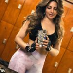 Shama Sikander Instagram - Being goofy in the dressing room.... Leave a ❤️ if you do the same in your gym 🤓 . . . #fitness #gym #workout #motivation #picoftheday #dressingroom #fit #health #lifestyle #goals