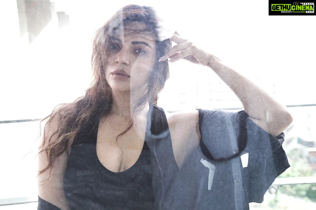 Shama Sikander Instagram - Reflect.... . . . #beautiful #me #loveyourself #life #photoshoot #happysunday #actorslife #style #classy #happiness💕 #mood #shamasikander Mumbai, Maharashtra