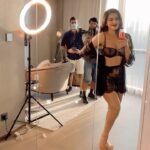 Shama Sikander Instagram - Photoshoot....#pose #photography #actor #celebrity #celebstyle #lovephotography #lovemyteam #dubai #covershoot #makeup #hairstyles #photoshoot #reelsinstagram #reels #reelitfeelit #reelkarofeelkaro