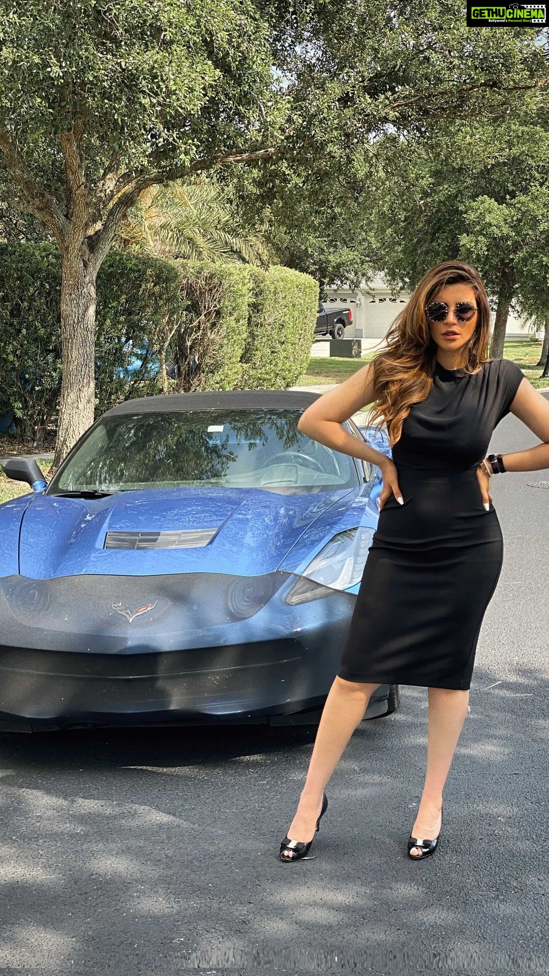 Shama Sikander Instagram - Be the boss lady.... do not “need”people in your life to complete you... be independent, want them if you like them , value their presence, cherish it fully but don’t be needy, you don’t need anyone to complete you, you are enough, you are worthy and you are loved ... 😇 #love #loveyourself #independentwoman #beyourself #bosslady #womanpower #empowerment #reels #reelsinstagram #reelitfeelit #reelsvideo #reelkarofeelkaro