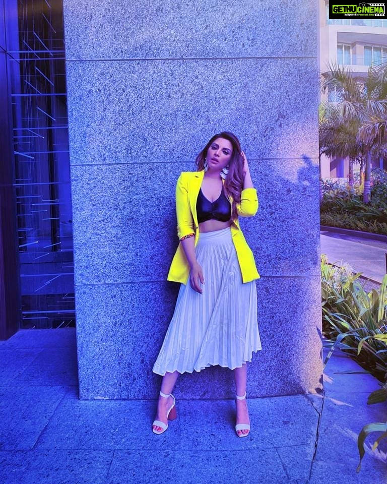 Shama Sikander Instagram - Here is my secret. It is very simple. It is only with the heart that one can see rightly. What is essential is invisible to the eye.... . . . #beautiful #keepgoing #love #life #happy #cute #hair #style #fashion #nature #motivation #selflove #inspiration #positivevibes Mumbai, Maharashtra