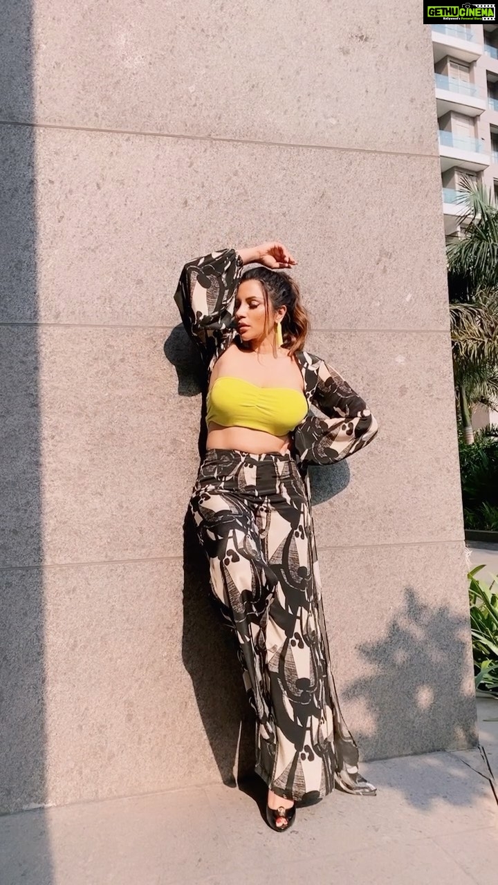 Shama Sikander Instagram - Just....🥰 #mood #moody #moodswings #happyday #lazingaround #fashion #actor #bollywood #fashionicon #modelposes #reels #reelsinstagram #reelitfeelit #reelsvideo