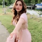 Shama Sikander Instagram - Who’s hand is this??? Tell tell telll #mystery #mysterious #mysteryman #lover #romantic #romanticcouples #couplegoals #youandi #iloveus #hideandseek #myman #reels #reelitfeelit #reelsinstagram #reelkarofeelkaro #reelsvideo