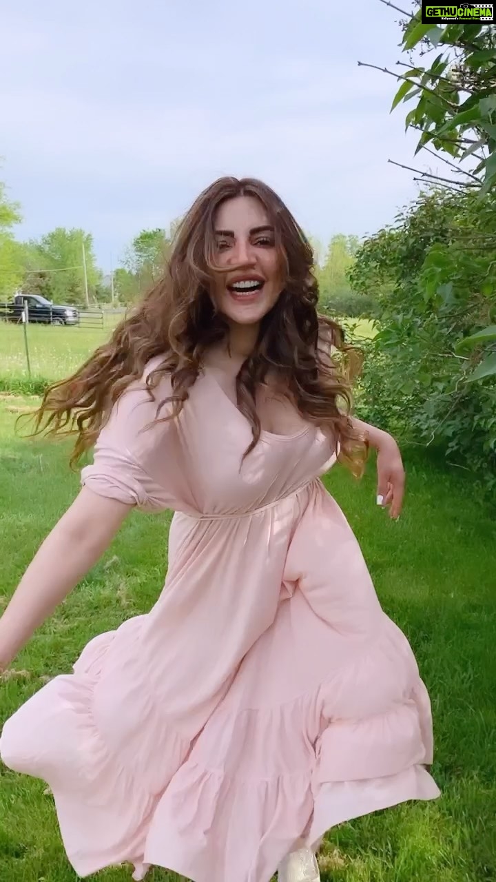 Shama Sikander Instagram - Nature is freedome.... 🥰🥰🥰 #free #freedom #nature #lover #lovenature #reels #reelsinstagram #natureshots #saturdayvibes #travel #traveldiaries #usa #ohio #southington #farmington #greenfeilds #reelitfeelit