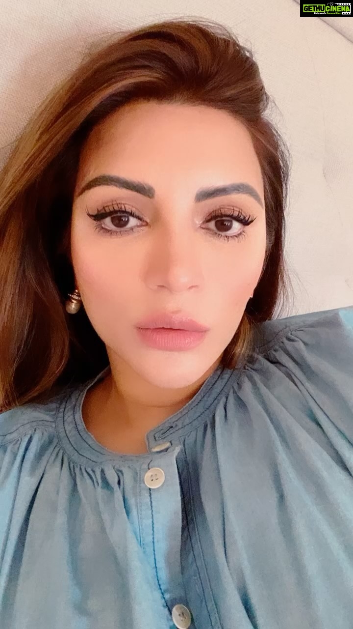 Shama Sikander Instagram - Sexy dikhne ka asaan tariqua .... aaj hi apnaiyye bhaiyyon aur behnooo....🤓 #reels #reelsinstagram #reelitfeelit #sexy #sexylady #wink #remixthis #remix #fun #swag #thursday #thursdayvibes