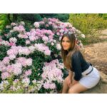 Shama Sikander Instagram - Its spring time... And everything is in full bloom...😍🥰 . . . #springtime #nature #flowers #love #vibes #weather #sunshine #blossom #trees #green #colorful Ohio , U.S.A