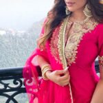 Shama Sikander Instagram - Bomb aagaya bomb aagaya…😅😅 Main jitthe jawan munde kende ????? Complete the song …?? #punjabi #punjaban #wedding #fun #viral #pink #lovepink #flirt #style #fashion a#fashionicon