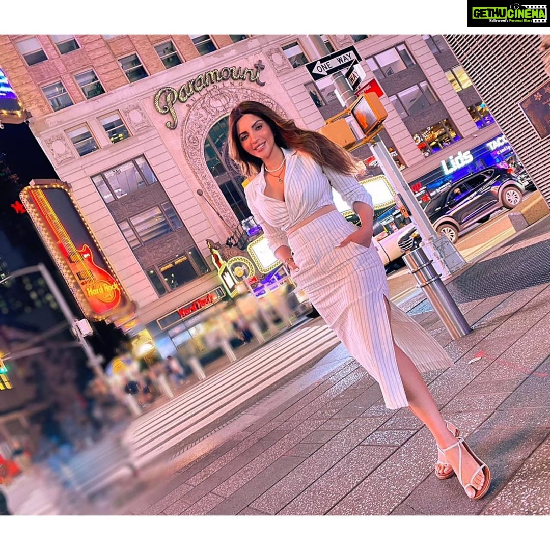 Shama Sikander Instagram - A hundred times I have thought: New York is a catastrophe and fifty times: It is a beautiful catastrophe.... . . . #newyork #nyc #newyorkcity #usa #love #beautiful #fashion #photoshoot #travel #enjoy #happy #positivevibes New York, New York